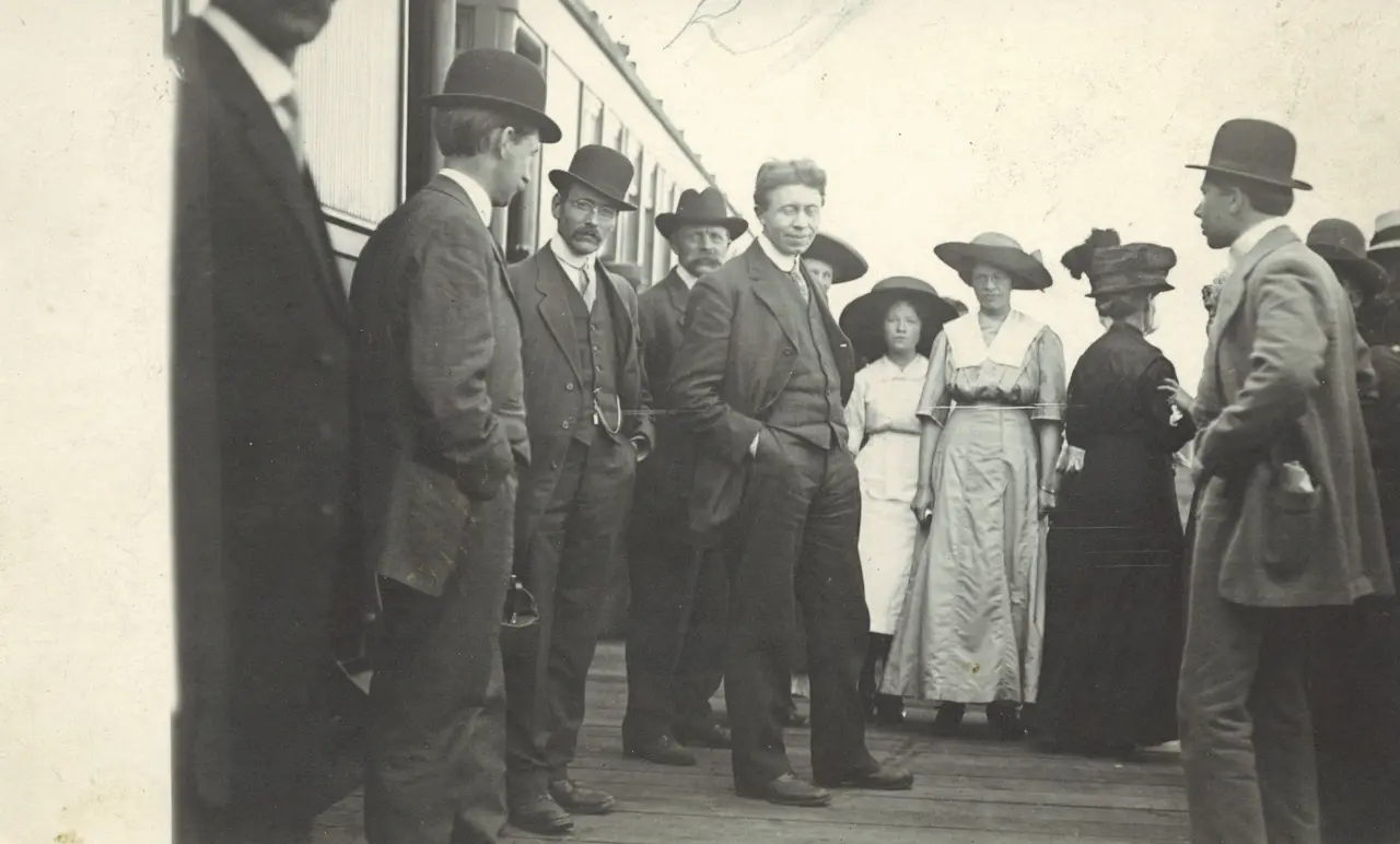 Crowd gathered at the train platform in Wynyard, about 1910